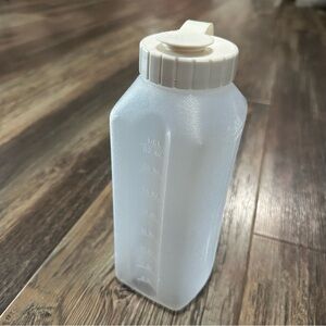 Rubbermaid drink juice box refillable container 1 quart 980 ml almond snap lid